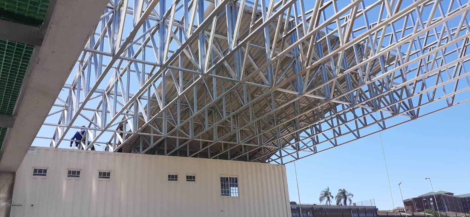 lightweight-steel-roof-trusses-join-the-two-container-units
